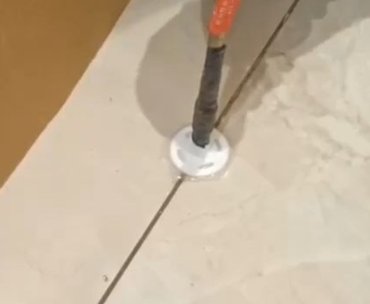 灌南瓷砖空鼓维修公司专业解答瓷砖在铺贴过程中，如果没有涂抹均匀到位的粘结材料（如水泥砂浆或瓷砖胶），可能会导致以下问题